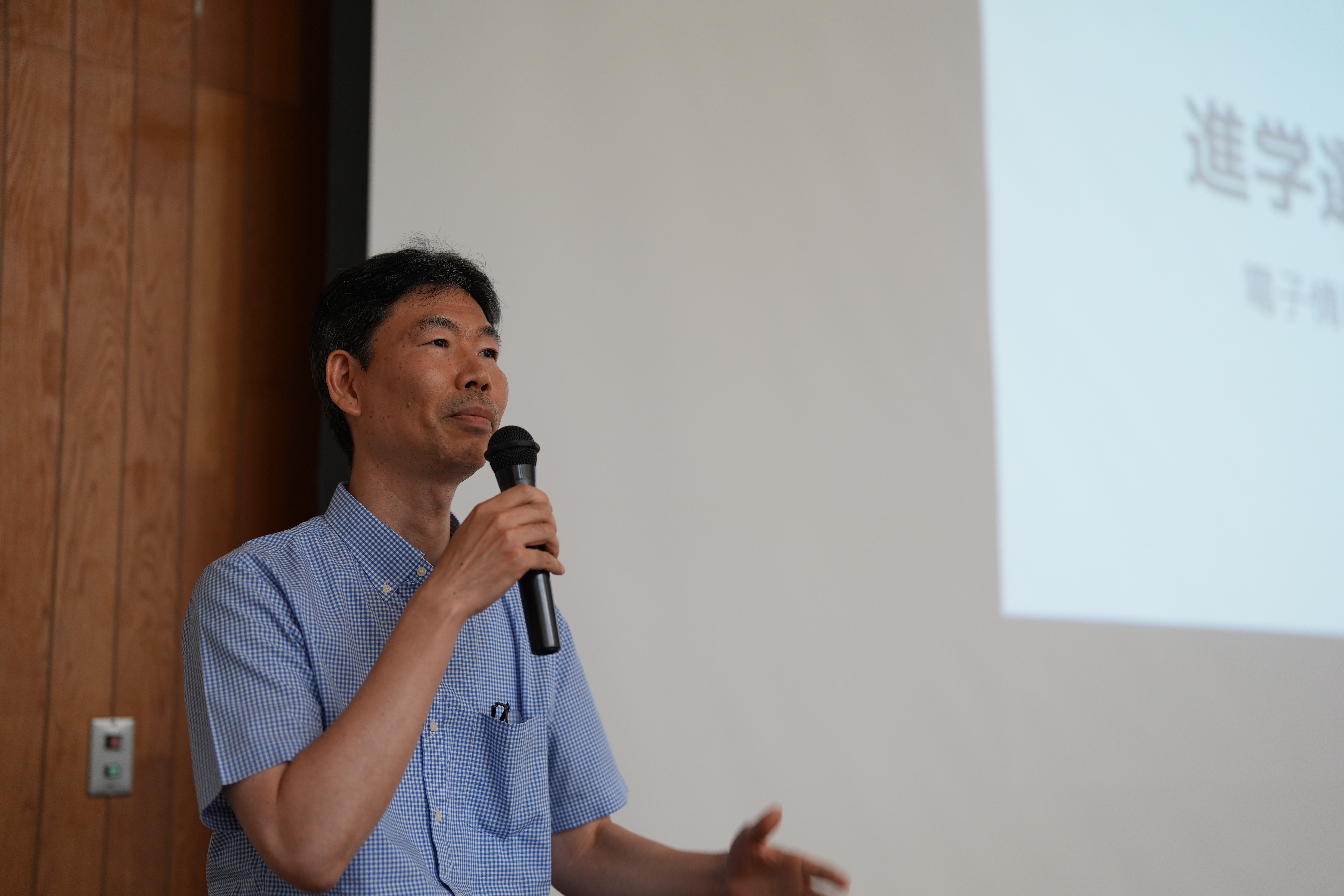 電子情報工学科専攻長の鶴岡先生によるトーク